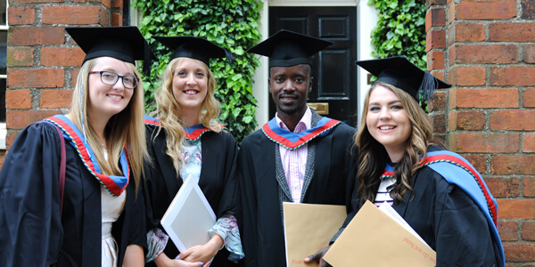 Студенты. University scholarship. Студенты выпускники. Счастливые выпускники университета. Бакалавр во франции.